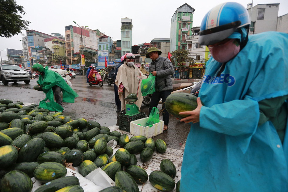 Nhiều người dân khi biết dưa hấu bị tắc ở cửa khẩu nên phải quay về Hà Nội bán nên đã mua ủng hộ - Ảnh: NAM TRẦN