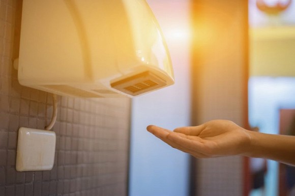 Các nghiên cứu đã tìm thấy rằng: Máy sấy tay không khí nóng sẽ hấp thụ vi trùng xung quanh phòng tắm và thổi lại vi trùng. Do đó, máy sấy tay chứa rất nhiều vi khuẩn và cũng lây lan vi trùng vào không khí.