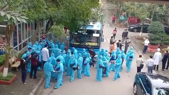 160 y bác sĩ của tỉnh Vĩnh Phúc tình nguyện vào xã Sơn Lôi để dập dịch hôm 13-2 - Ảnh: MINH HẢI