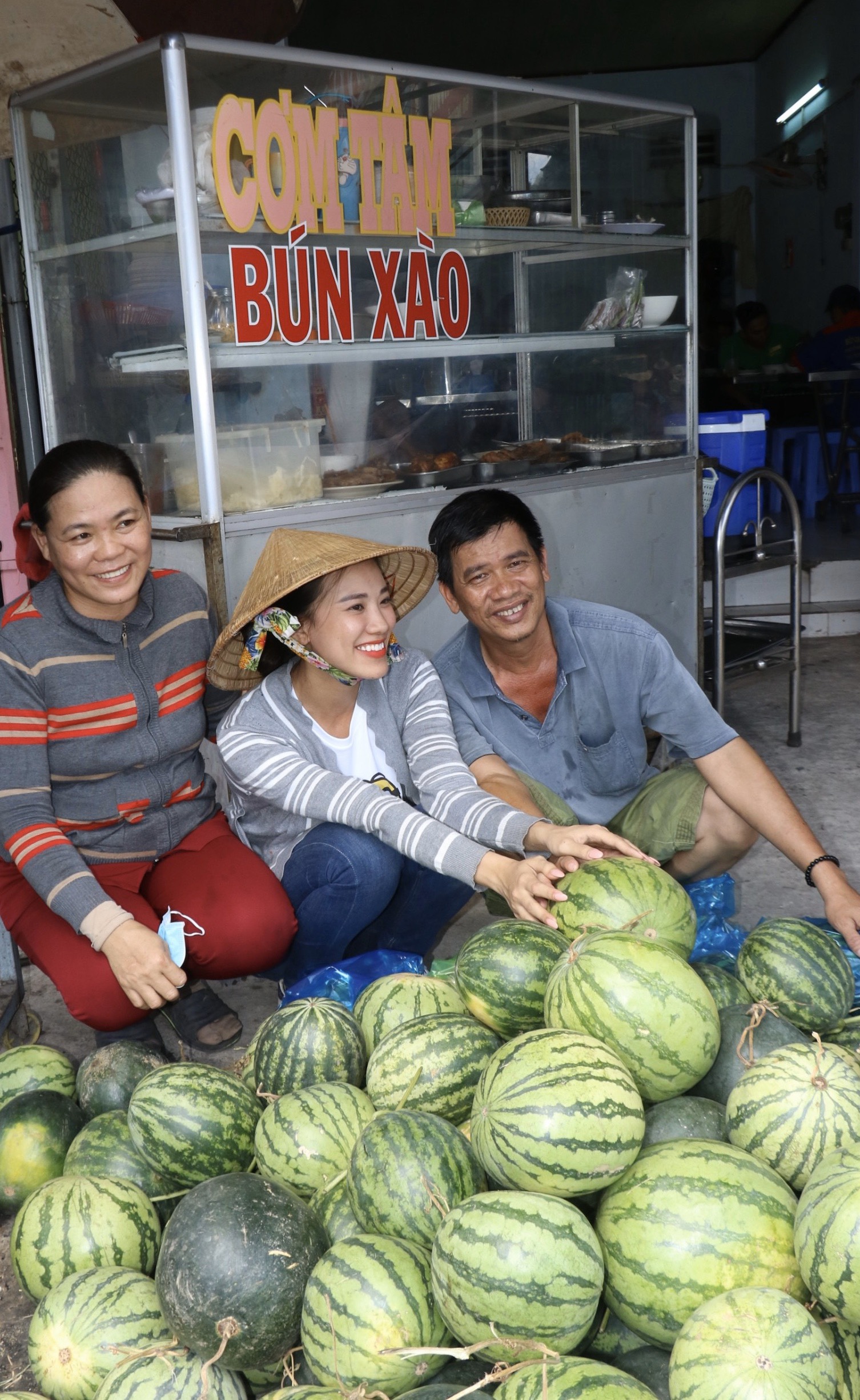 A hau Kim Duyen tang dua hau  (2)