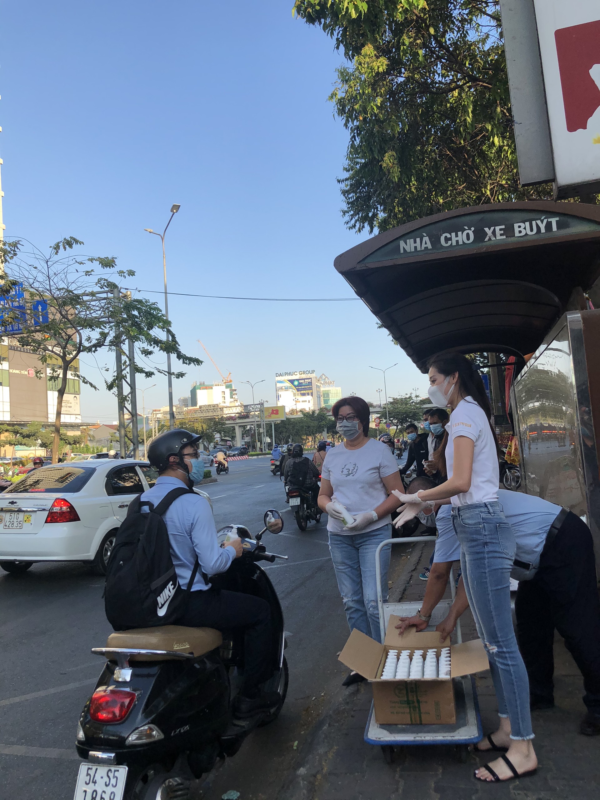 Hoa hau Khanh Van tang nuoc rua tay cho nguoi dan (2)