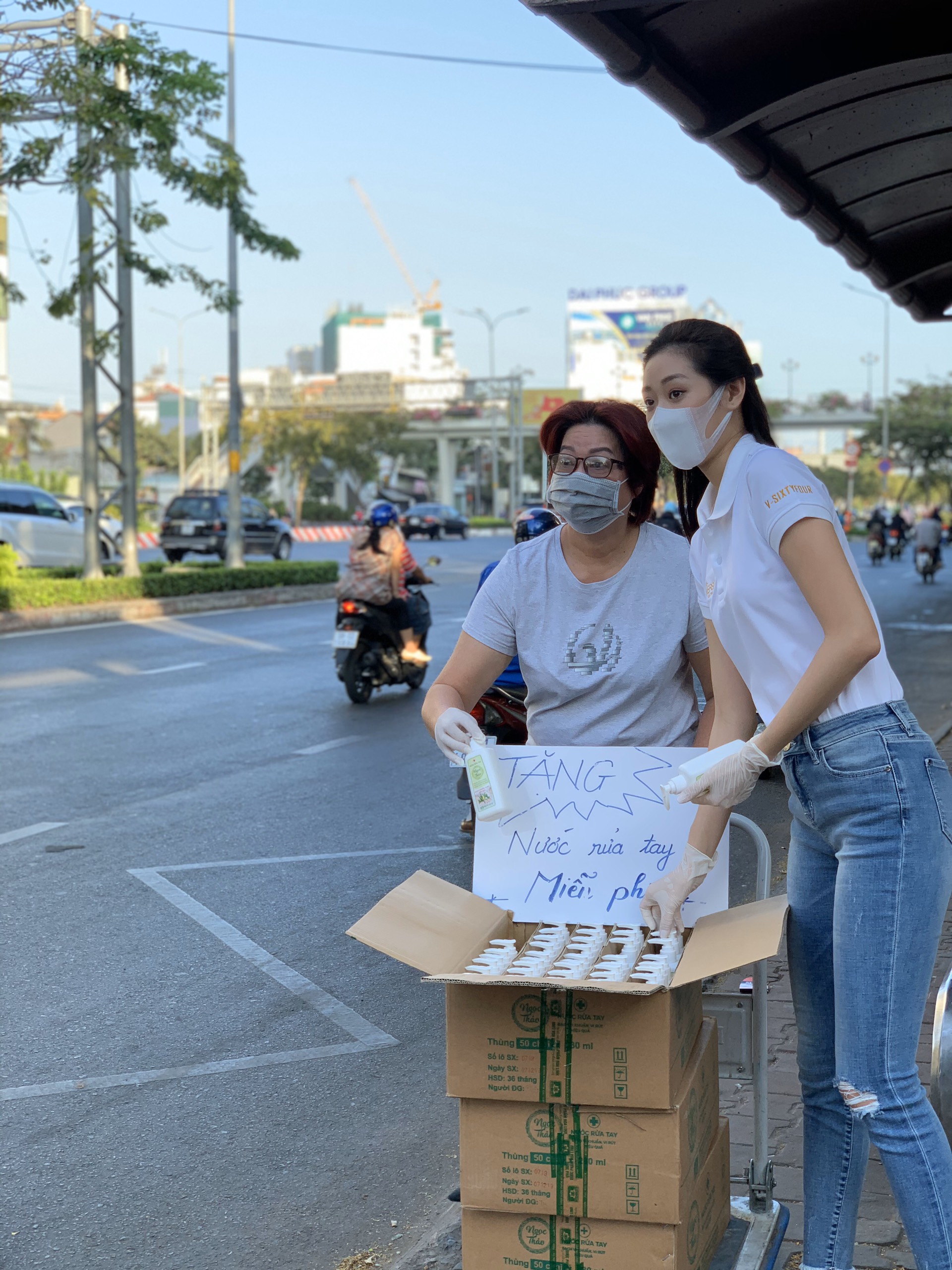 Hoa hau Khanh Van tang nuoc rua tay cho nguoi dan (37)