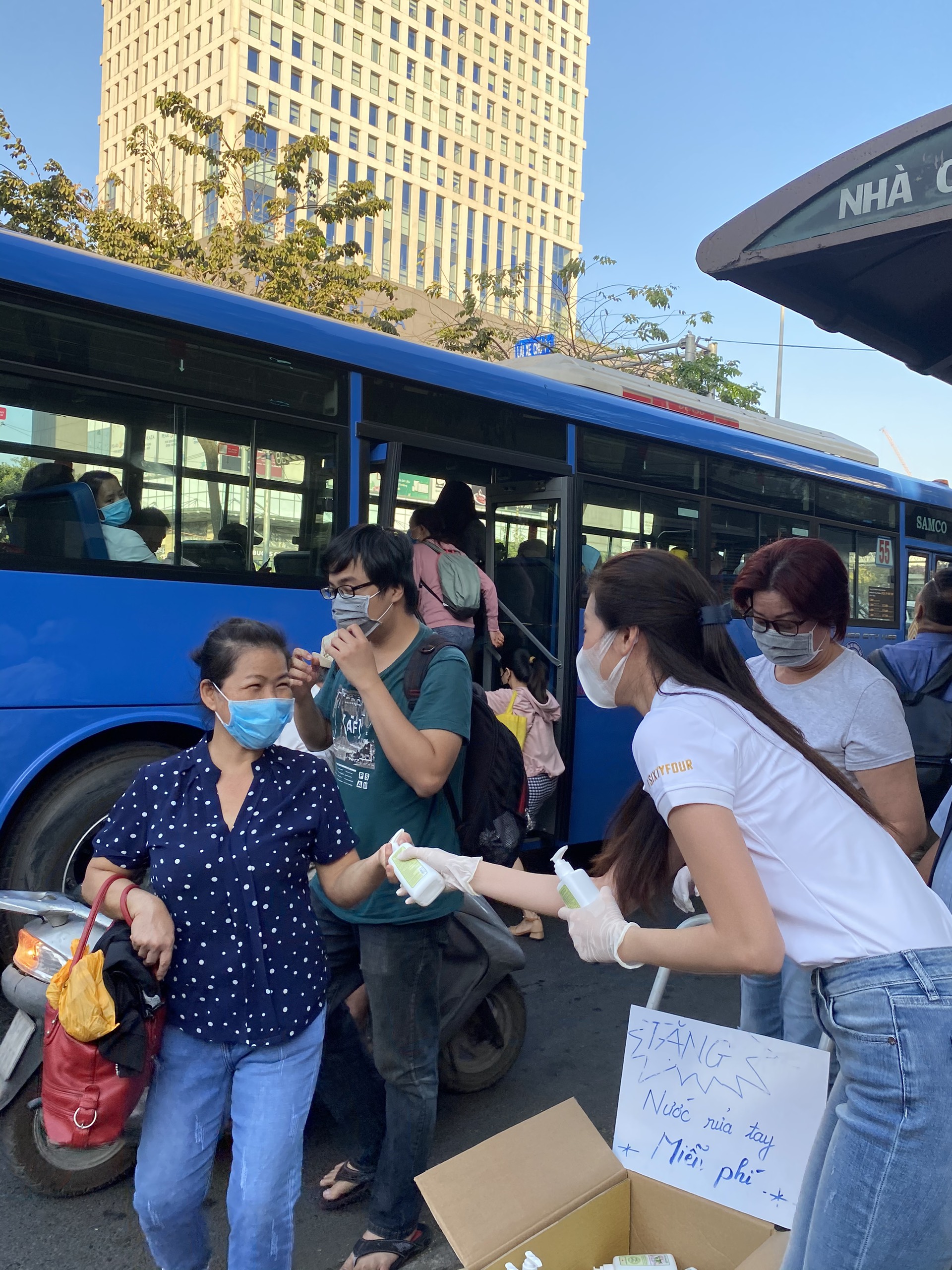 Hoa hau Khanh Van tang nuoc rua tay cho nguoi dan (7)