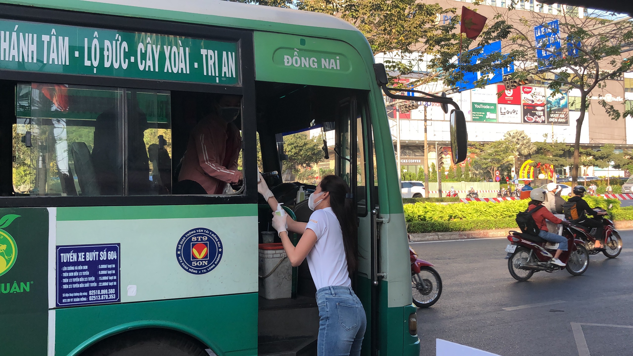 Hoa hau Khanh Van tang nuoc rua tay cho nguoi dan (9)