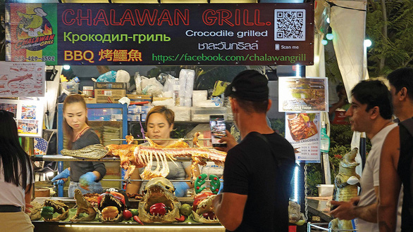 Cửa hàng bán thịt cá sấu ở Pattaya có cả tiếng Nga lẫn tiếng Trung - Ảnh: SÁNG ÁNH