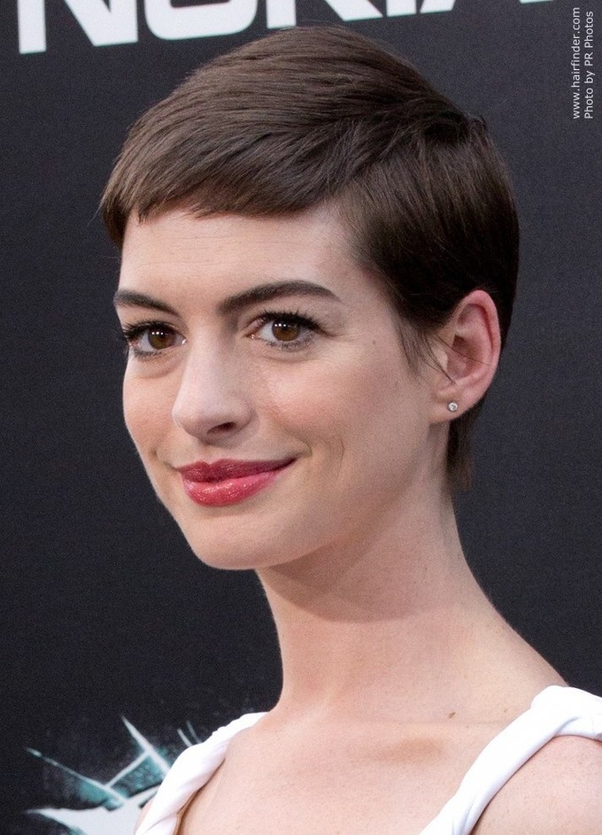 Nhiều ngôi sao đã tạo nên thương hiệu cho mái tóc ngắn pixie cá tính như Anne Hathaway, Emma Watson, Natalie Portman… Điều này cũng phần nào ảnh hưởng đến suy nghĩ, phản xạ của đàn ông khi họ nhìn thấy phụ nữ có mái tóc ngắn.