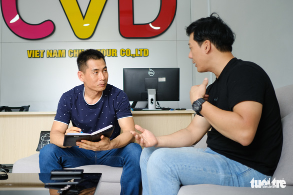 Người Hàn Quốc đến làm dịch vụ gia hạn visa tại Công ty Viet Nam Chilli Tour (CVD Visa) quận Sơn Trà, Đà Nẵng sáng 3-3 - Ảnh: TẤN LỰC
