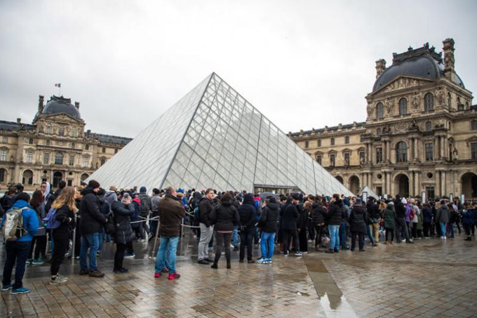 Khách xếp hàng dài phía trước bảo tàng Louvre sáng 2/3 vì không biết thông tin đóng cửa. Ảnh: EPA