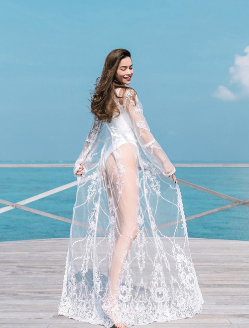 Áo tắm một mảnh cũng là trang phục được Hồ Ngọc Hà yêu thích. Cô chọn đồ bơi trắng mix cùng áo choàng ren tiệp màu để khoe dáng khi đi nghỉ tại Maldives.