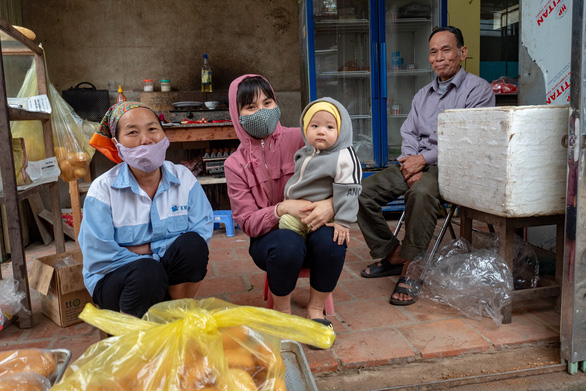 Bà Nguyễn Thị Thoa (bên trái) cho hay hàng hóa trong những ngày này không biến động - Ảnh: VŨ TUẤN
