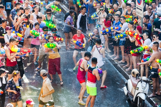 Cuộc chiến súng nước trong lễ hội Songkran ở Silom, Bangkok. Ảnh Shutterstock