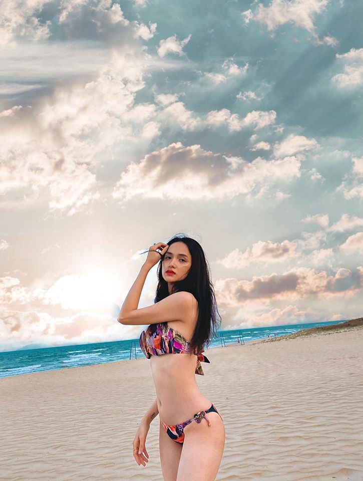 Hương Giang diện bikini khoe body nóng bỏng bên bãi biển