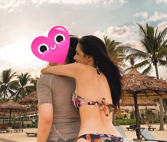 Hương Giang than “Ế” nhưng lại tạo dáng bên “trai lạ”