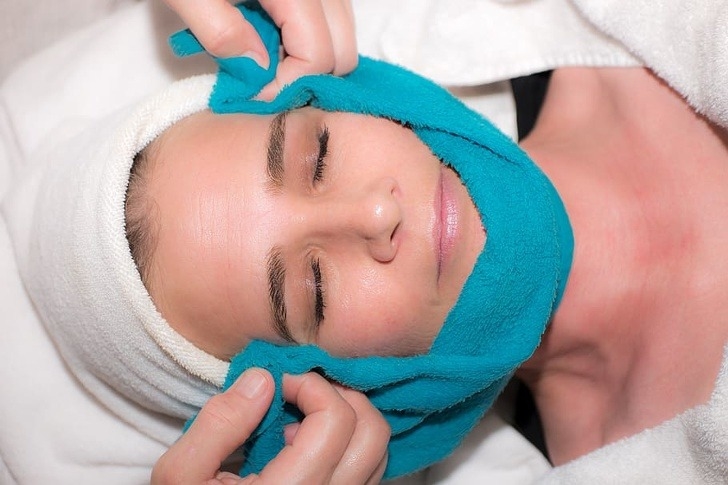 Massage mặt là cách giúp thư giãn da, tăng cường tuần hoàn máu, nhờ đó làn da thêm hồng hào, bóng khỏe. Nếu không có điều kiện ghé spa thường xuyên, bạn hoàn toàn có thể áp dụng các bài massage mặt tại nhà.