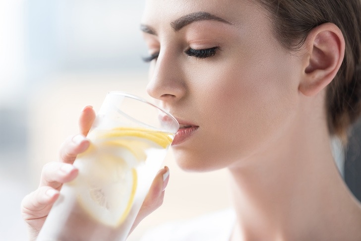 Uống nước chanh ấm mỗi sáng cũng như bổ sung thêm vitamin C vào chế độ ăn uống không chỉ giúp tăng cường hệ miễn dịch mà còn có ích trong công cuộc dưỡng da, giảm sạm nám, mụn.