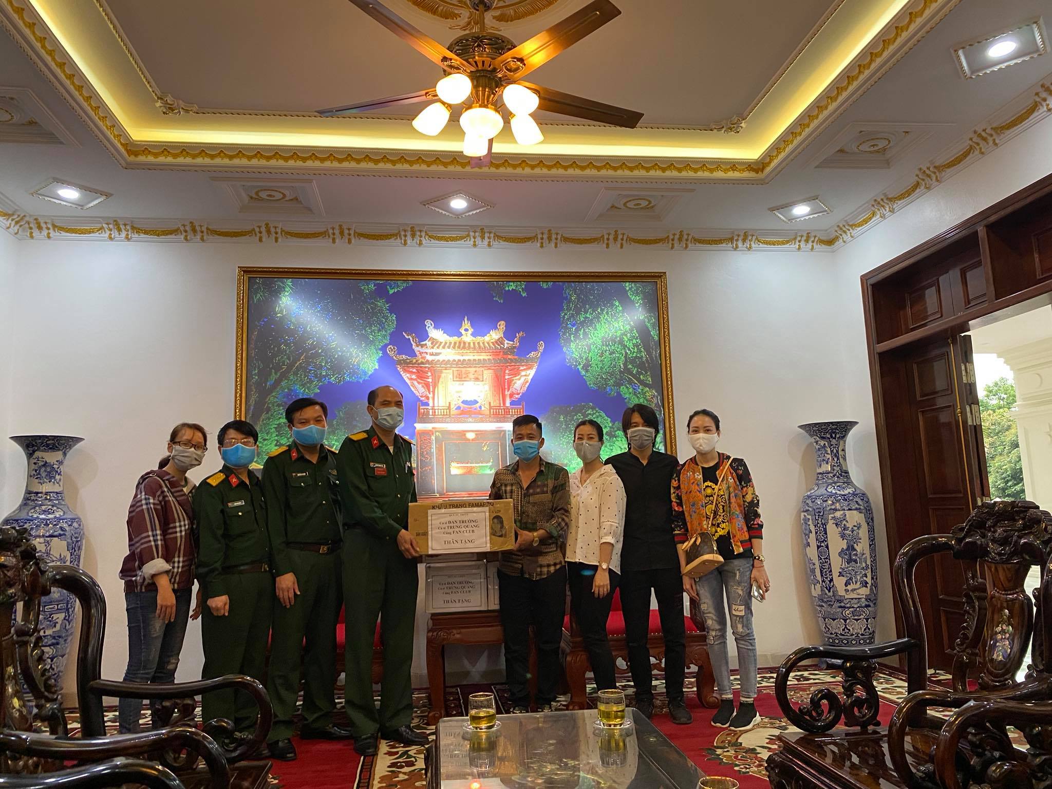 FC Hà Nội đại diện Đan Trường - Trung Quang đến tặng quà tại trung tâm cách ly Trường Sĩ quan Lục quân