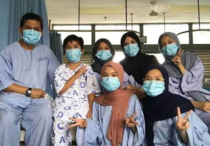 Bác sĩ Samsu Ambia Ismail (trái) cùng vợ và 5 đứa con tại bệnh viện. Ảnh: Mothership. 