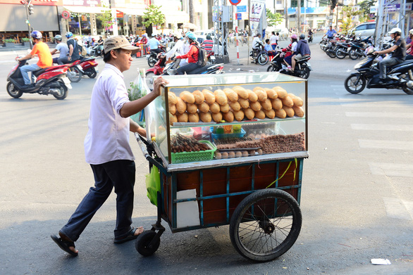 Bánh mì Sài Gòn gắn với cuộc sống hàng ngày của người dân TP - Ảnh: QUANG ĐỊNH