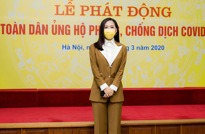 Hoa hậu Việt Nam 2006 cảm thấy vinh dự khi được mời tham gia lễ phát động 'Toàn dân ủng hộ phòng, chống Covid-19'. Sự kiện có nhiều quan chức cấp cao của chính phủ tham dự.