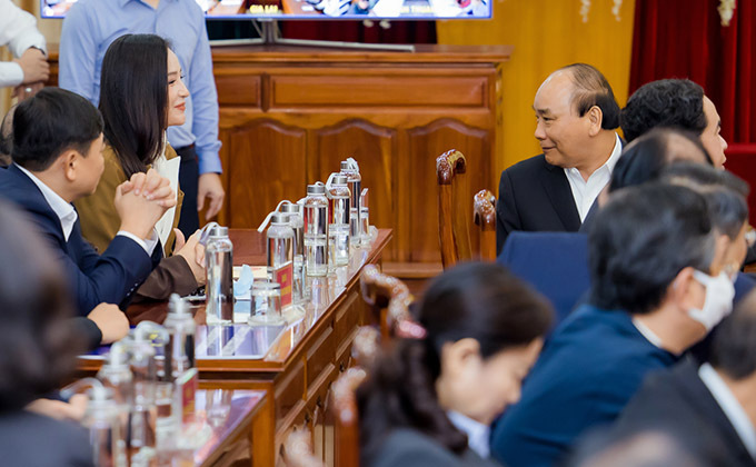 Sự kiện có Thủ tướng Nguyễn Xuân Phúc tham dự. Ngồi bàn trên thỉnh thoảng Thủ tướng quay xuống trò chuyện với Mai Phương Thuý.