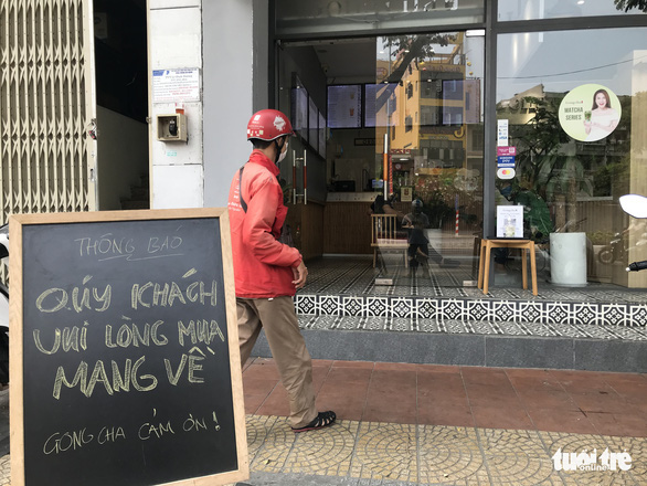 Từ chiều 29-3, các quán ăn tại Đà Nẵng tạm dừng hoạt động phục vụ ăn uống tại chỗ, chỉ phục vụ mang đi - Ảnh: TRƯỜNG TRUNG