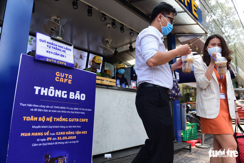 Quán cà phê Guta trên đường Trần Cao Vân, quận 1, TP.HCM chỉ phục vụ cho khách mua mang về - Ảnh: QUANG ĐỊNH
