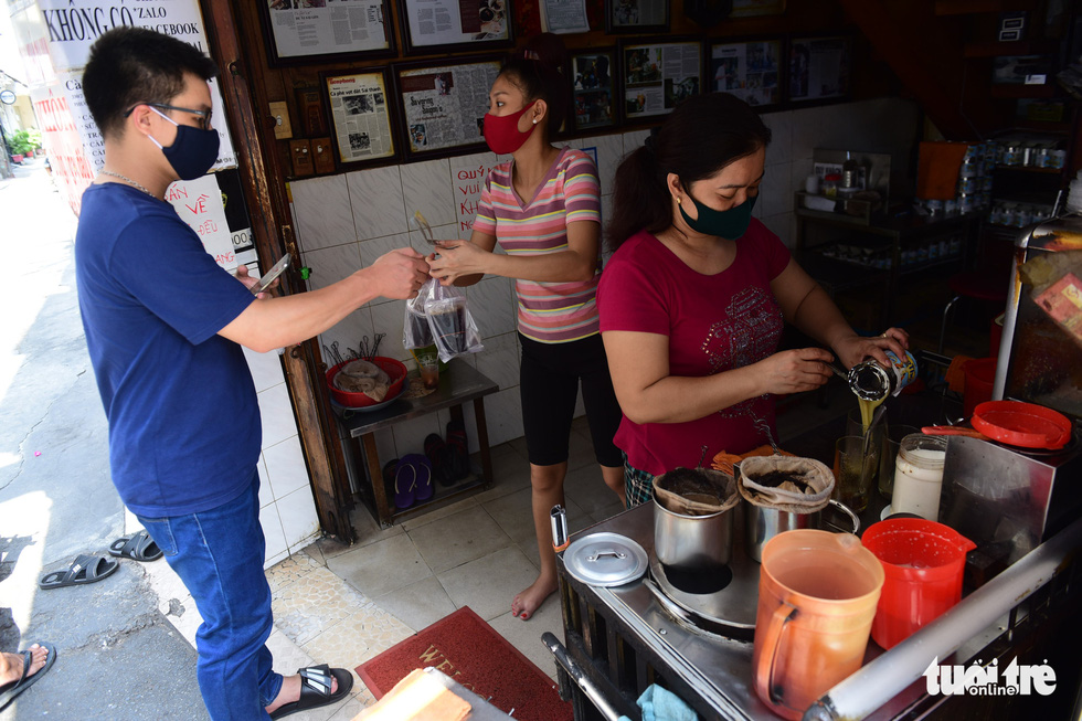 Quán cà phê vợt trên đường Phan Đình Phùng, quận Phú Nhuận, TP.HCM chỉ phục vụ cho khách mang về - Ảnh: QUANG ĐỊNH