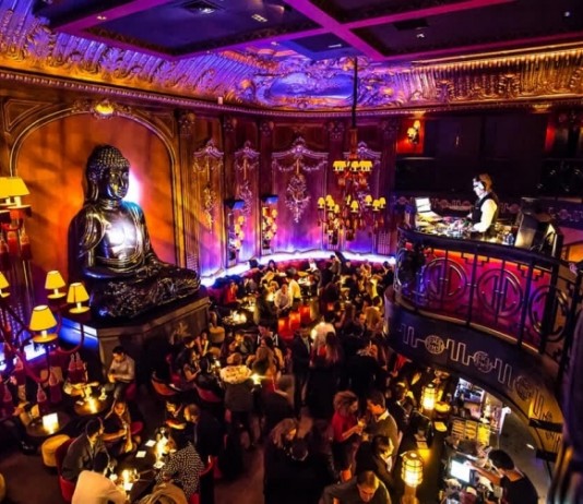 Quán bar bị phong tỏa gây tranh cãi vì phong cách Phật giáo