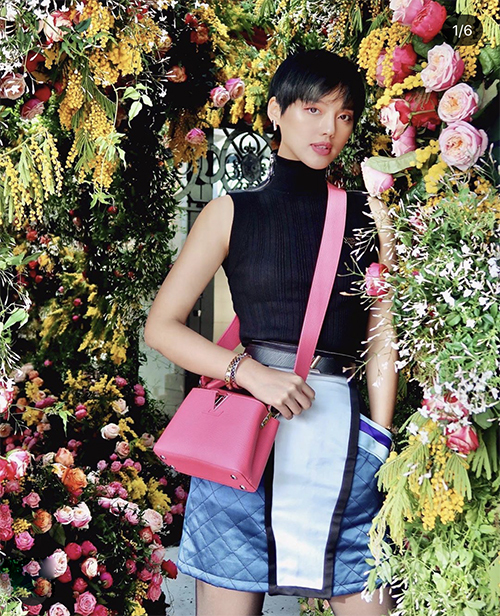 Túi hồng mới 'ra lò' của Louis Vuitton cũng được Khánh Linh chọn lựa để tăng sức hút cho set đồ dạo phố.