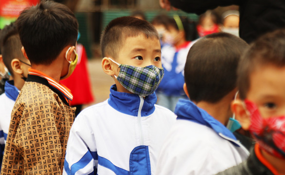 Học sinh đeo khẩu trang đến trường phòng chống dịch bệnh - Ảnh: DOÃN HÒA