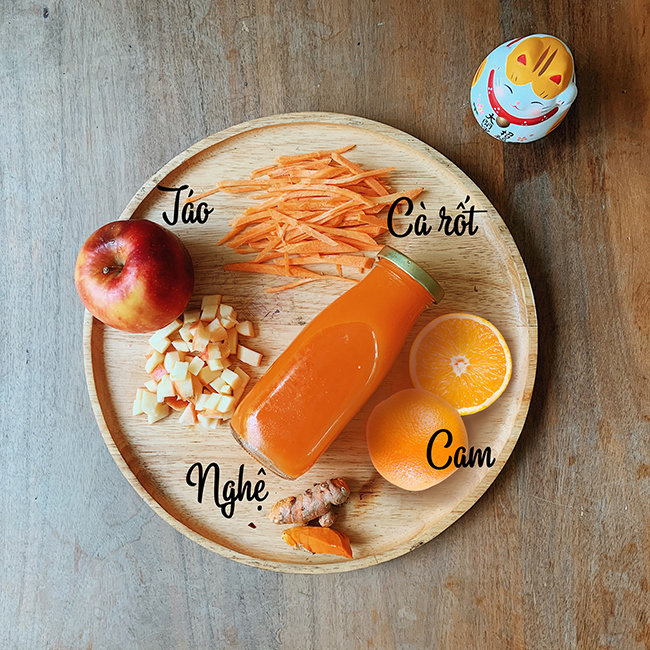 Công thức 3: 2 quả cam, 1 quả táo, 1 củ cà rốt, 1 nhánh nghệ.