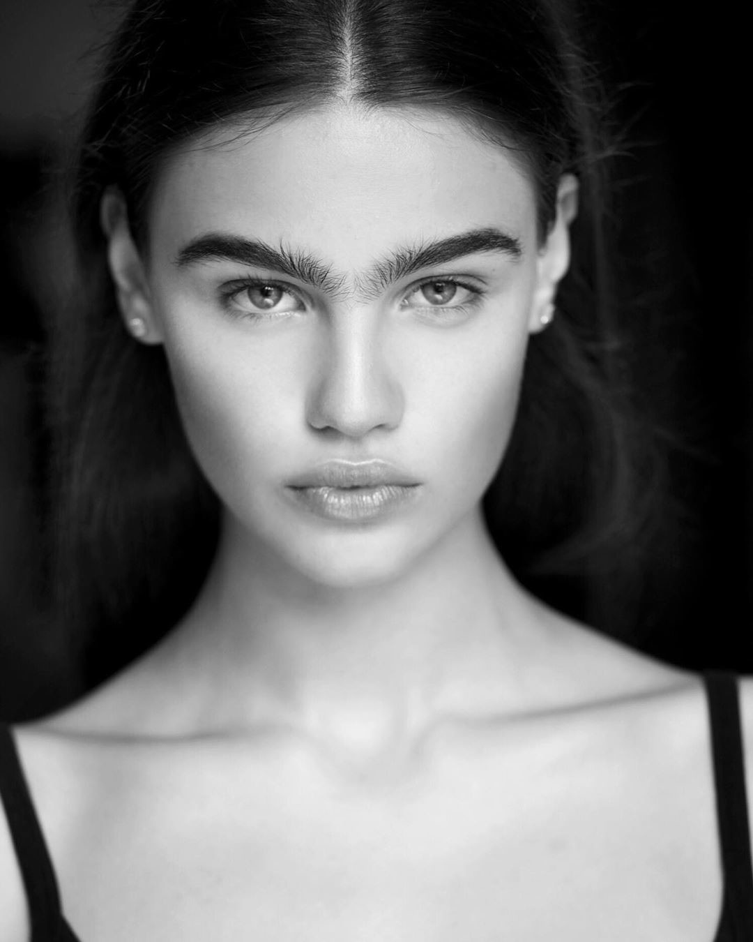 Người mẫu Anna Yurkova cũng ủng hộ trào lưu nuôi lông mày rậm thay vì nhổ, cạo chúng thường xuyên. 
