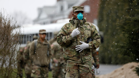 Các thành viên của Lực lượng đặc nhiệm chung JTF2, gồm cả Vệ binh quốc gia Mỹ, đến tham gia công tác khử trùng tại New Rochelle, New York hôm 23-3 - Ảnh: Reuters