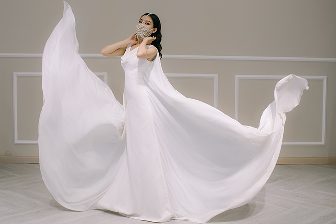 Mẫu đầm cưới mang tên Lan Khuê chính là váy mà người đẹp diện trong lễ cưới năm 2018. Bộ cánh có giá bán 300 triệu đồng, giá thuê 150 triệu đồng. 