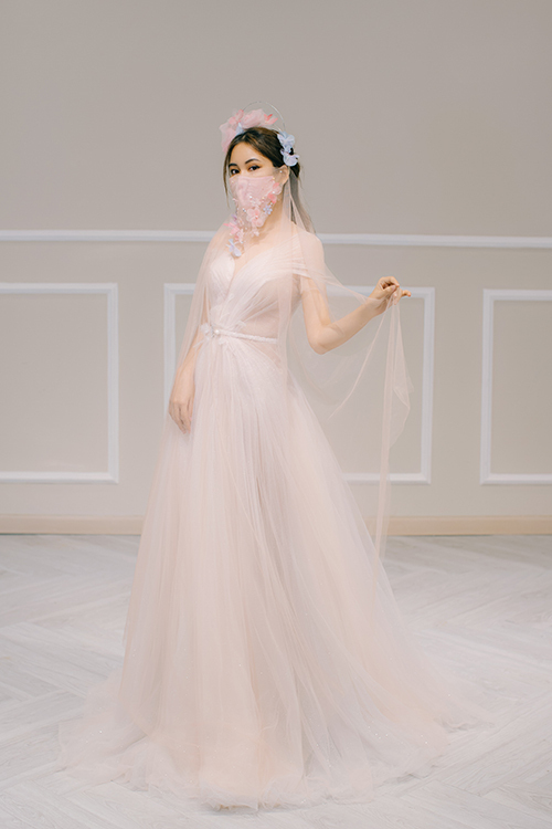 Chiếc váy Aimee mang tông phớt hồng, có dáng A xoè nhẹ. Mẫu đầm tạo từ nhiều lớp lang giúp cô dâu hoá thành 'tiên nữ' trong câu chuyện cổ tích. Váy có giá bán 28 triệu đồng, giá thuê 14 triệu đồng.