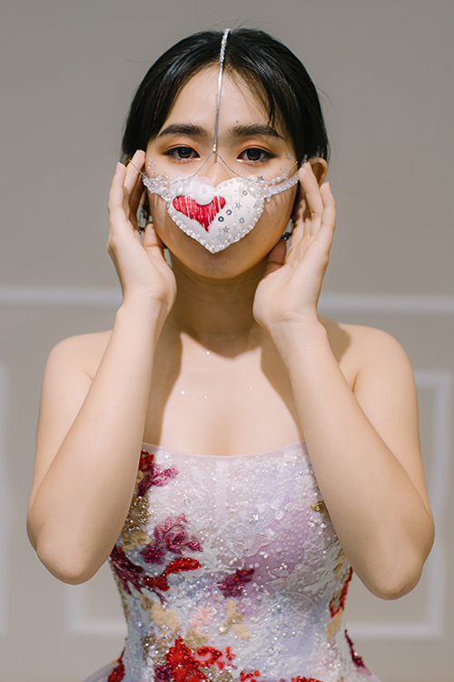 Váy Rami được kết hợp cùng khẩu trang hình trái tim. 