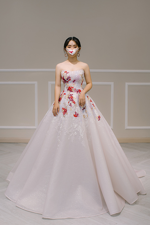 Váy mang phom dáng xoè nhẹ, được điểm hoạ tiết hoa màu sắc từ các hạt đá. Bộ đầm có giá bán 70 triệu đồng, giá thuê 35 triệu đồng. 