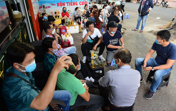 Nên tránh tụ tập! Trong ảnh: một quán cà phê trên đường Nguyễn Văn Chiêm, quận 1, TP.HCM tập trung đông người ngồi lúc 16h45 ngày 24-3 - Ảnh: QUANG ĐỊNH