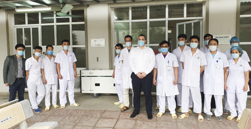 Bác sĩ Nguyễn Ngọc Sơn và ông Rob De Zwart, chuyên gia cao cấp của tập đoàn Y tế Deconta (Đức) cùng đội ngũ bác sĩ tại phòng cách ly Bệnh viện Đa khoa Đức Giang – Hà Nội