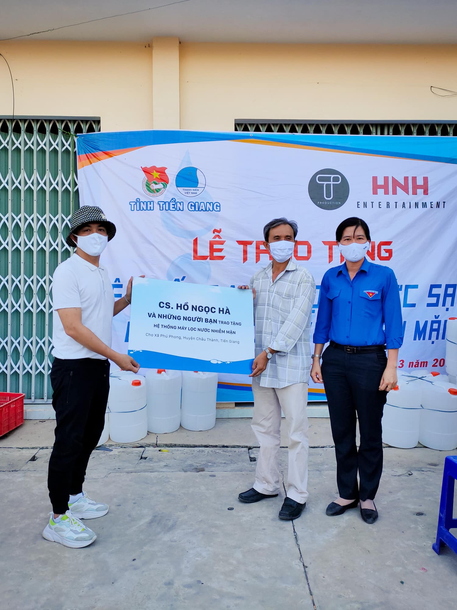 Đại diện Hồ Ngọc Hà trao tặng hệ thống máy lọc nước cho Tiền Giang