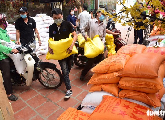 Người Sài Gòn rủ nhau chở gạo tới góp, ‘ATM gạo’ nhân ái tuôn trào như suối