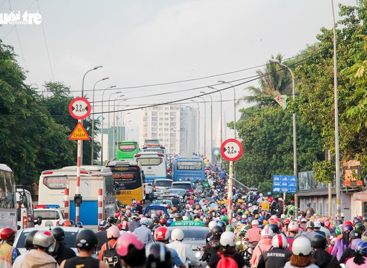 Xe cộ chen cứng quanh bến xe Miền Đông ngày đầu tuần