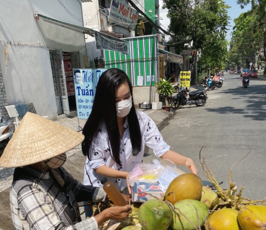 Á hậu Kim Duyên trao 300 phần quà cho người dân nghèo tại TPHCM