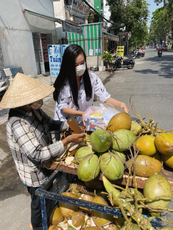 A hau Kim Duyen trao qua tu thien tai TPHCM (2)