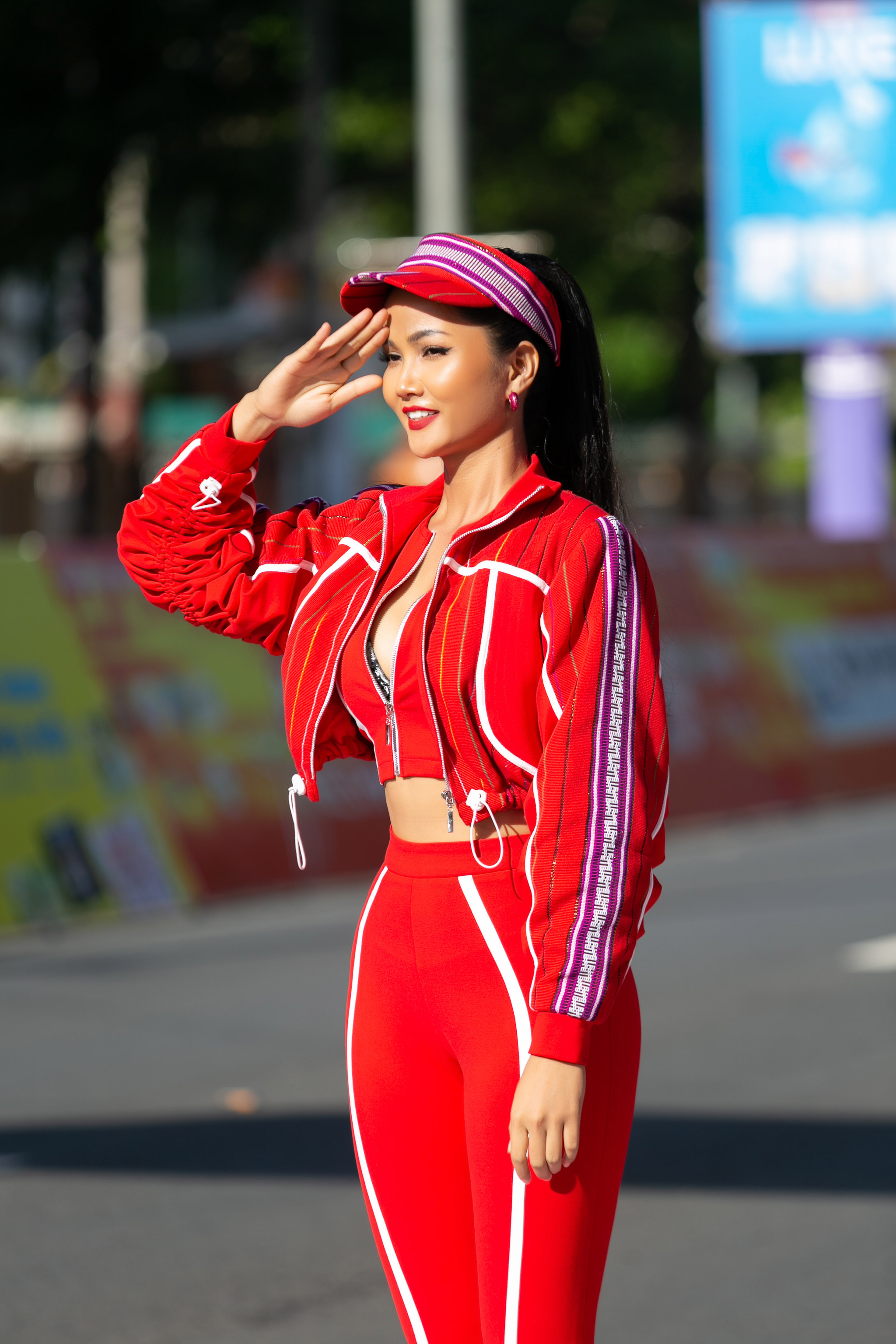 Hoa hau HHen Nie_Dua xe dap_Buon Ma Thuot (13)