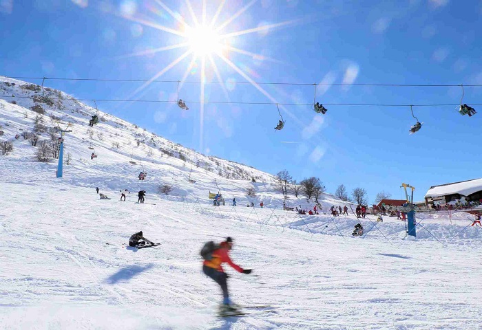 Israeli tourists ski down the Mount Hermon in the northern Golan Hights on January 13, 2015. AFP PHOTO / JALAA MAREY        (Photo credit should read JALAA MAREY/AFP via Getty Images)