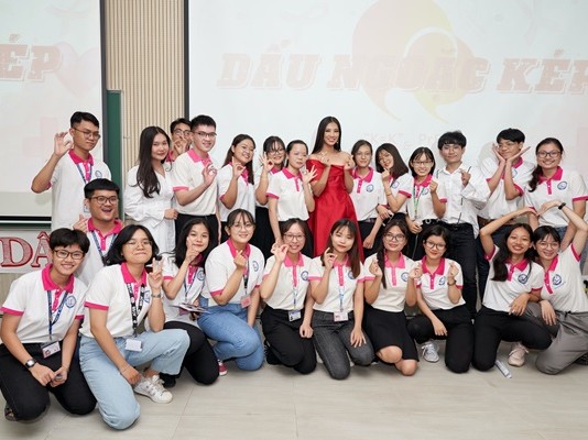 Á hậu Kim Duyên giao lưu cùng sinh viên trường Đại học Y Dược TPHCM