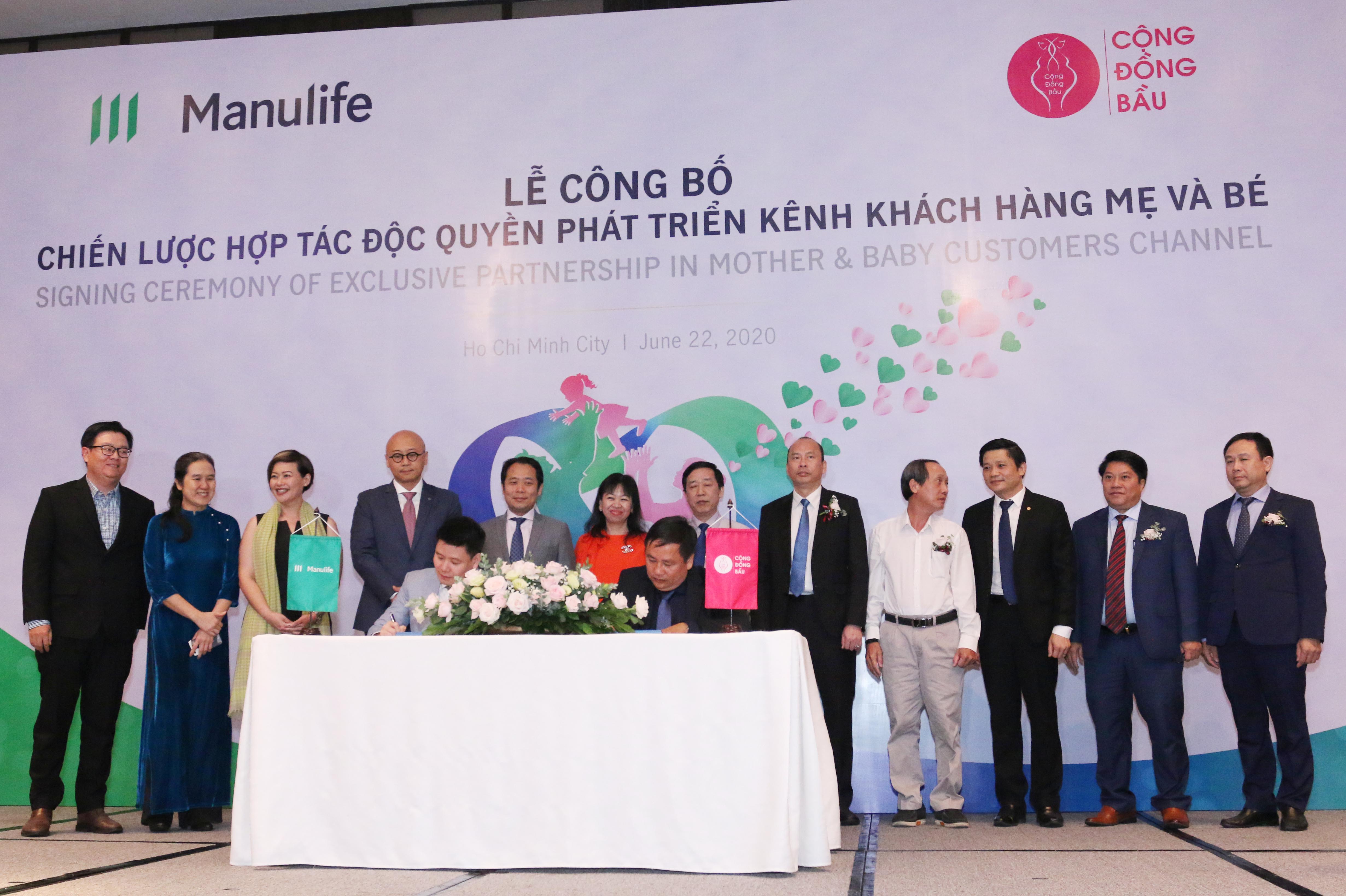 Đại diện Manulife Việt Nam và Cộng Đồng Bầu ký kết hợp tác độc quyền phát triển kênh khách hành Mẹ và Bé
