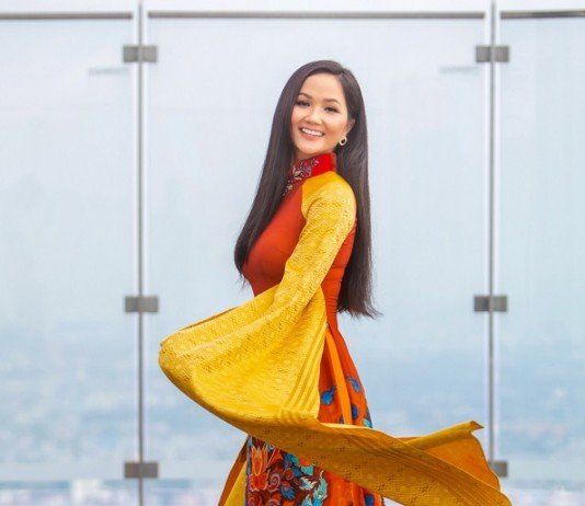 H’Hen Niê diện lại áo dài cách đây 1 năm