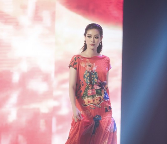 Hoa hậu Khánh Vân “tái xuất” sàn diễn thời trang sau nửa năm đăng quang